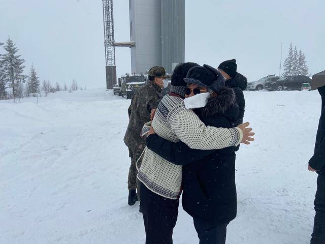 2022년 노르웨이 레나 기지에서 만난 국방과학연구소(ADD) 전차단장(오른쪽)과 필자. 전차단장은 2006년 필자와 처음 만났을 때부터 전차의 해외 수출 꿈을 이야기했었다. 필자 제공