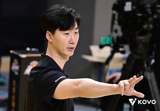 박철우 우리카드 감독 대행.