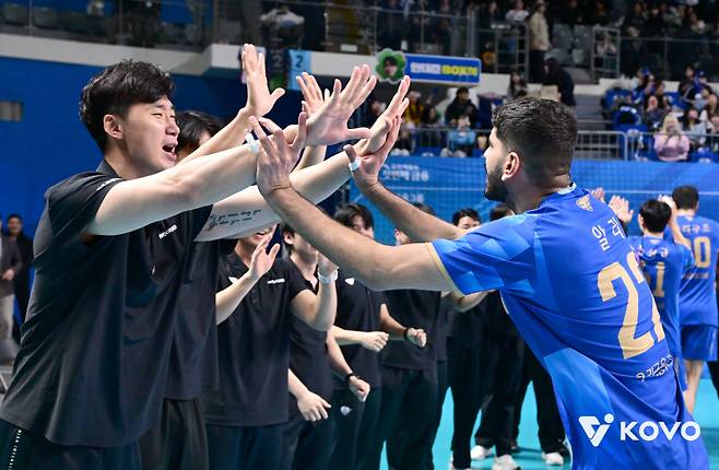 박철우 감독 대행이 승리 후 알리와 하이파이브를 하고 있다.