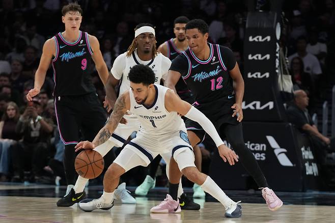 <yonhap photo-5187=""> Memphis Grizzlies guard Scotty Pippen Jr. (1) dribbles during the second half of an NBA basketball game against the Miami Heat, Saturday, Feb. 21, 2026, in Miami. (AP Photo/Lynne Sladky)/2026-02-22 13:12:52/ <저작권자 ⓒ 1980~2026 ㈜연합뉴스. 무단 전재 재배포 금지, AI 학습 및 활용 금지></yonhap>