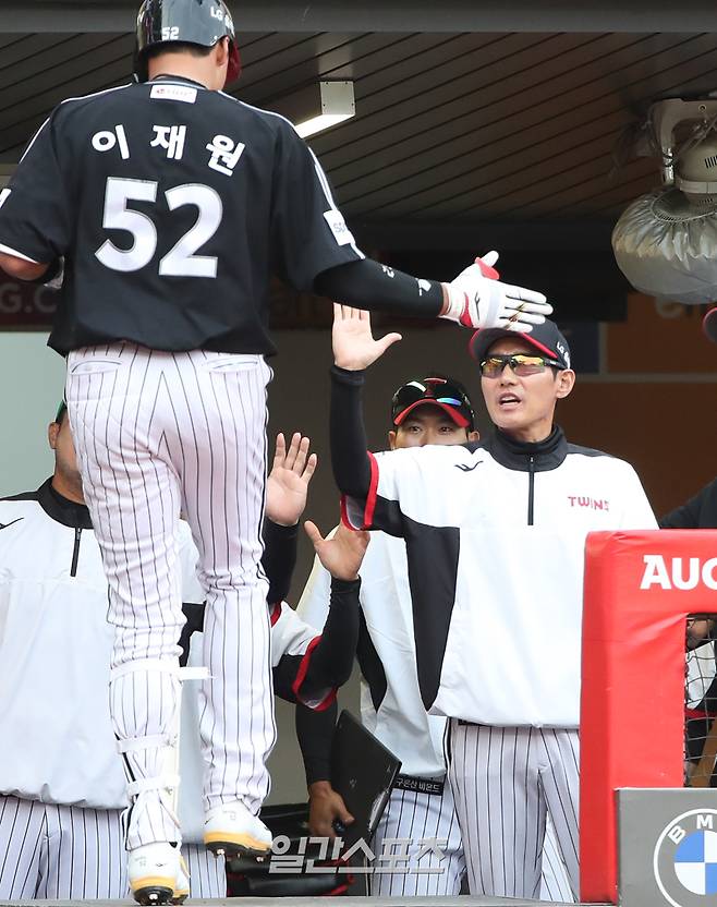 2023 KBO 프로야구 SSG랜더스와 LG트윈스의 경기가 24일 오후 인천SSG랜더스필드에서 열렸다. 2회초 2사 1루 이재원이 투런홈런을 치고 홈인해 염경엽 감독의 축하를 받고 있다. 인천=김민규 기자 mgkim1@edaily.co.kr /2023.05.24/