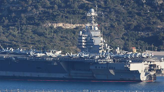24일(현지시간) 미 해군 제럴드 R. 포드 항공모함이 그리스 남부 크레타섬에 정박한 모습 [연합뉴스/AFP 제공]