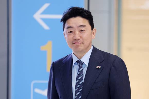 강훈식 대통령 비서실장이 전략경제협력 대통령 특사 자격으로 아랍에미리트(UAE) 방문을 위해 24일 인천국제공항을 통해 출국하고 있다. 2026.2.24 [사진=연합뉴스]