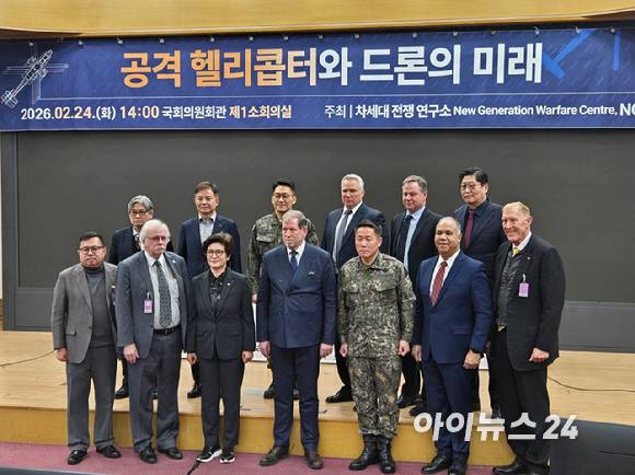 차세대 전쟁연구소, 방산업계 등 관계자들이 24일 국회에서 진행된 '공격 헬리콥터와 드론의 미래' 토론회에 참석하고 있다. [사진=최란 기자]