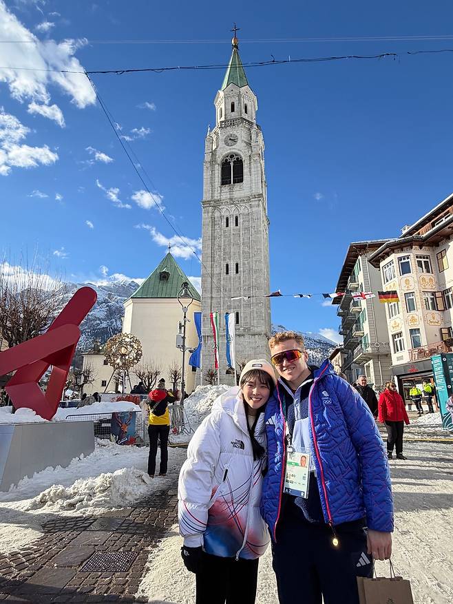 코르티나담페초에서 올림픽 경기를 치른 영국과 한국 컬링 국가대표인 바비 래미와 설예은. 사진 설예은