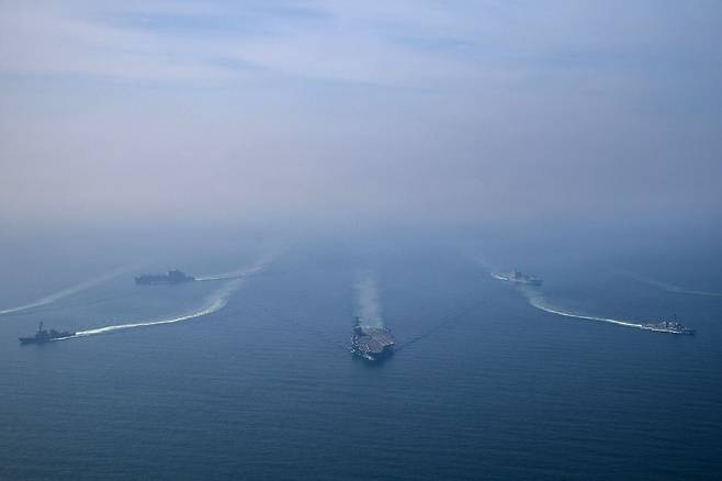 미 해군 항공모함 링컨함이 6일(현지시간) 아라비아해를 항해하고 있다. 로이터=연합뉴스