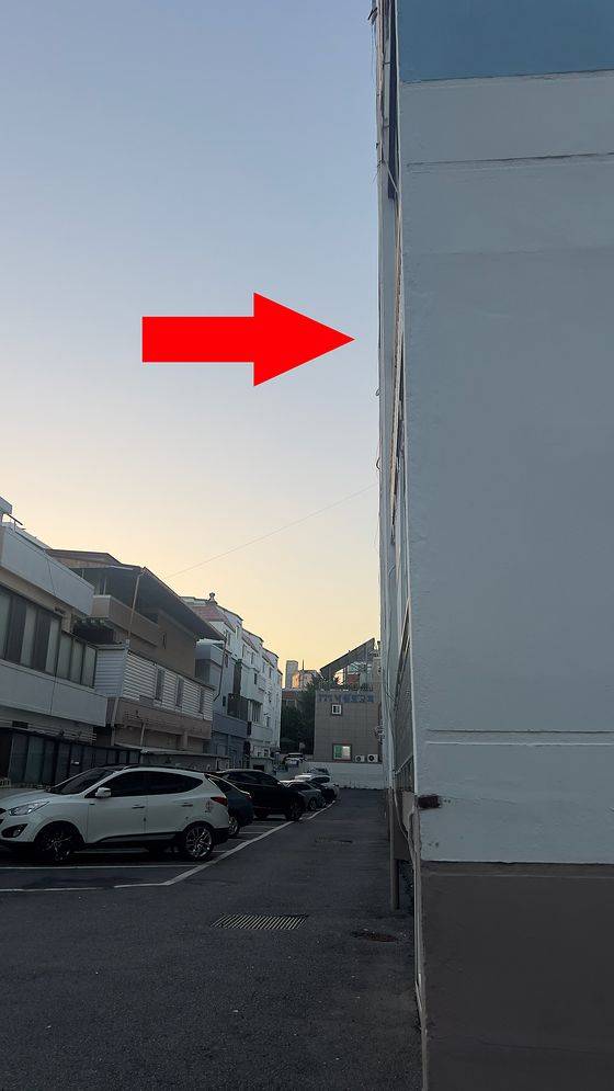 울산 동구가 한쪽으로 기울어져 있는 '방어진국민' 아파트를 철거한다. 김윤호 기자