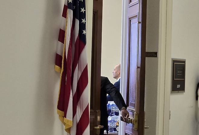 해롤드 로저스 한국 쿠팡 임시대표가 23일(현지시간) 미국 워싱턴DC 의사당 내 레이번 빌딩에서 열린 하원 쿠팡 차별 조사 증언 중 잠시 휴식을 취하고 있다. 뉴스1