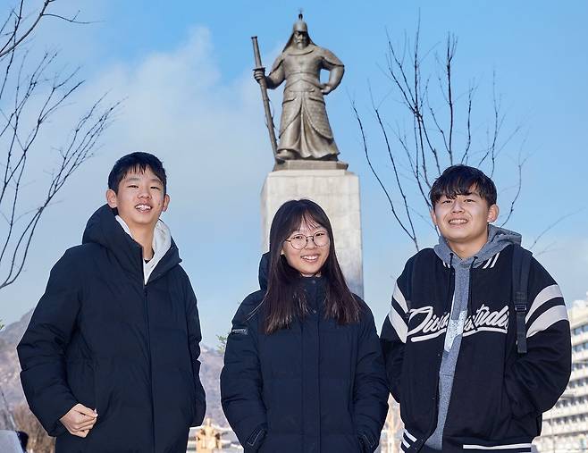 이서준·정하은·홍원교(왼쪽부터) 학생기자가 애국충정의 영웅 이순신부터 인간 이순신에 대해 더욱 자세히 알아보는 시간을 가졌다.