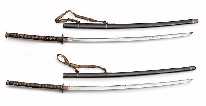 이순신 장검은 2m에 가까운 길이와 고급스러운 장식 문양으로 보아 위엄을 드러내는 의장용일 가능성이 높다.