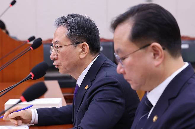 정성호 법무부 장관이 24일 서울 여의도 국회에서 열린 법제사법위원회 전체회의에서 의원 질의에 답변하고 있다. 뉴스1