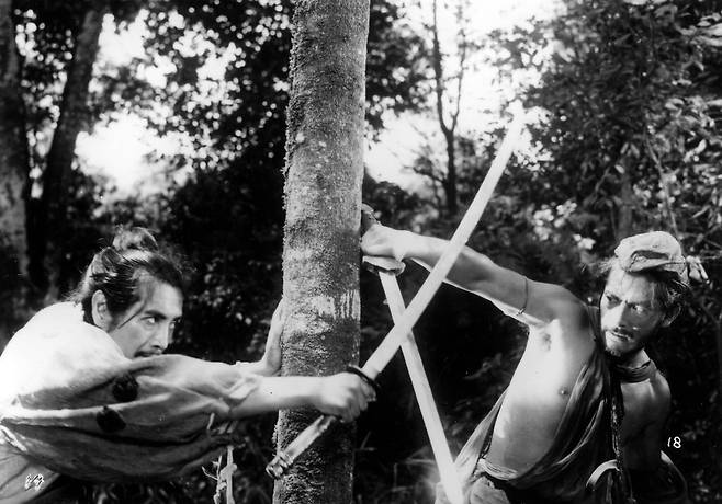 사무라이와 도적이 결투를 벌이는 장면. [사진 마티 출판사]