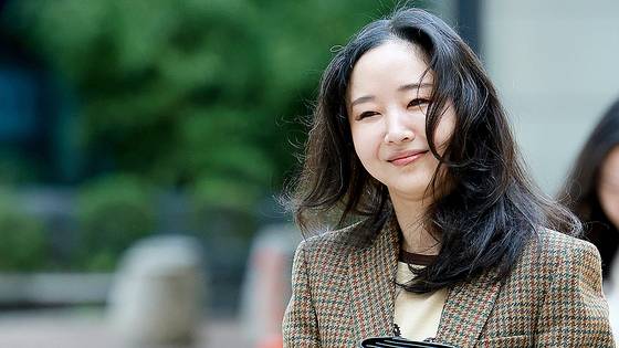 민희진 전 어도어 대표가 지난해 9월 11일 서울 서초구 중앙지방법원에서 열린 하이브와의 주식 매매대금 청구 및 주주 간 계약 해지 확인 소송에 증인으로 출석하고 있다. 연합뉴스