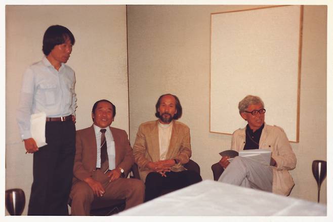 1983년 정상화(왼쪽에서 세번째)가 현대화랑에서 열린 개인전에서 이우환, 박서보, 윤형근(왼쪽부터)과 함께한 모습. [사진 갤러리현대]