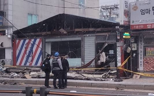 ▲ 경기 전역에 강풍주의보가 내려진 10일 의정부에서 강한 바람에 떨어진 간판에 깔린 행인이 숨지는 사고가 발생했다. 경찰과 소방 당국에 따르면 이날 오후 2시 21분께 경기 의정부시 호원동에서 가로 15m, 세로 2m 정도 크기의 간판이 떨어졌다. [독자제공=연합뉴스]