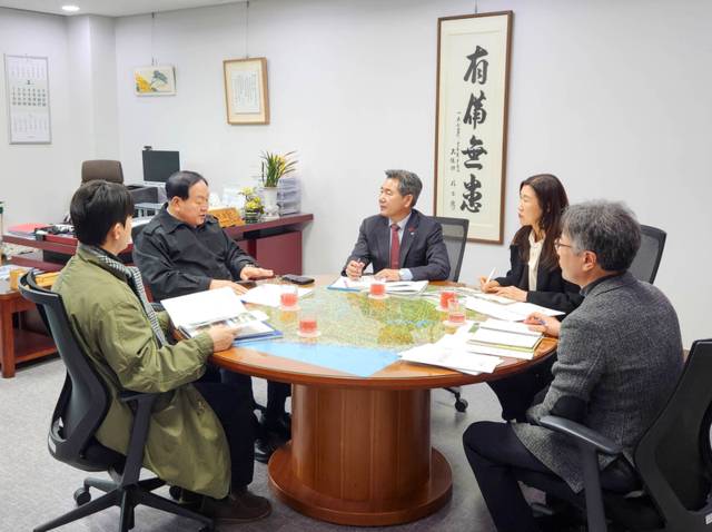 ▲ 서흥원 양구군수와 관계 공무원들이 24일 국회에서  한기호 국회의원을 만나 미활용 군용지 매각, 접경권 국비 신규사업 반영, 펀치볼 안보관광지 출입 절차 개선 등 지역 핵심 현안에 대한 협력 방안을 논의하고 있다.