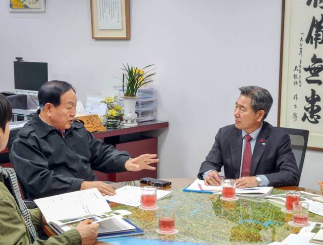 ▲ 서흥원 양구군수와 관계 공무원들이 24일 국회에서  한기호 국회의원을 만나 미활용 군용지 매각, 접경권 국비 신규사업 반영, 펀치볼 안보관광지 출입 절차 개선 등 지역 핵심 현안에 대한 협력 방안을 논의하고 있다.