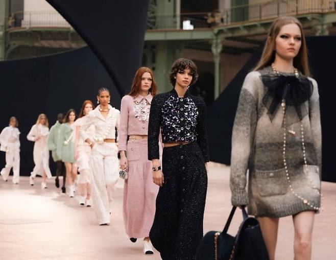 윌로 페론이 디자인한 거대한 검은색 리본이 배경이 된 파리 패션 위크의 샤넬. 사진=샤넬 홈페이지