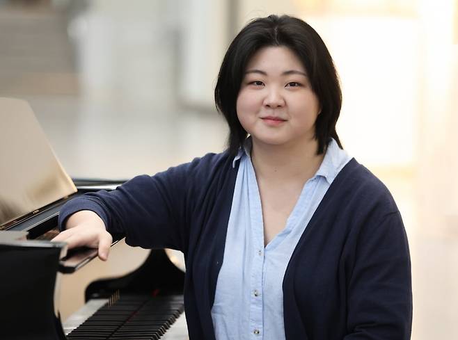 피아니스트 노현진이 서울 중구 중림동 한국경제신문사에서 피아노 앞에 앉아 있다. 이솔 기자.