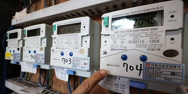 서울의 한 오피스텔 건물에서 관계자가 전기 계량기를 살펴보고 있다./사진=뉴스1