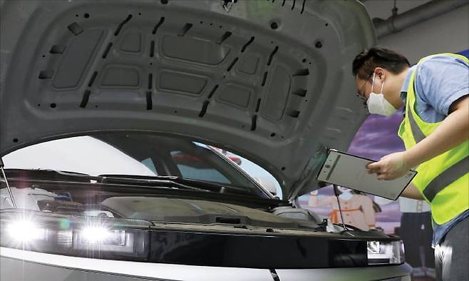 현대글로비스 오토벨 전문가가 차량을 점검하고 있다. 현대글로비스 제공