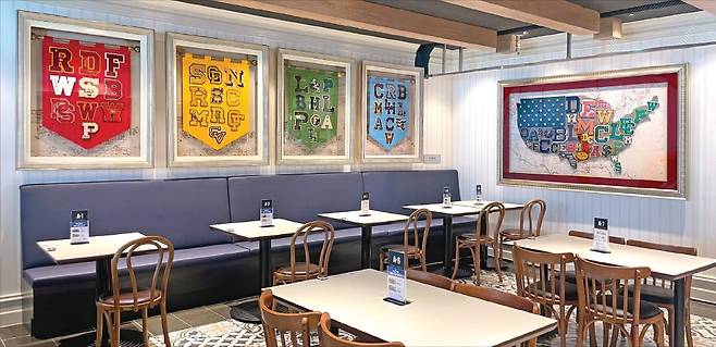 대학 엠블럼과 깃발로 벽을 꾸민 애슐리퀸즈 홍대점. /이랜드 제공