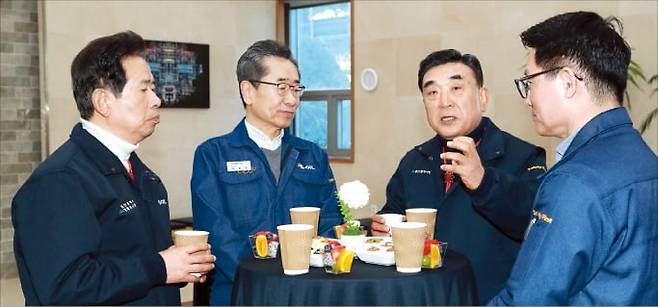 김두겸 울산시장(왼쪽 세번째)이 지난 23일 에쓰오일 온산공장 회의실에서 박봉수 에쓰오일 사장(두번째)과 6월 준공 예정인 샤힌 프로젝트에 대해 이야기를 나누고 있다. /울산시 제공