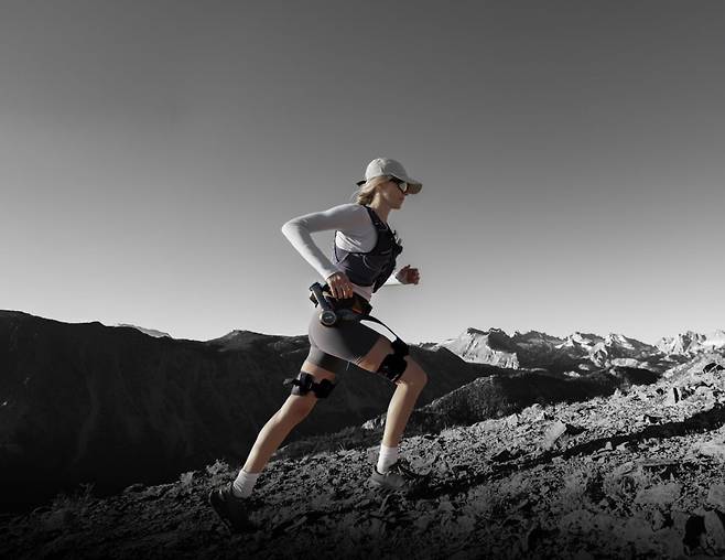 하이퍼쉘을 착용하고 산을 달리는 트레일러닝을 즐기는 러너. 브이디로보틱스 제공