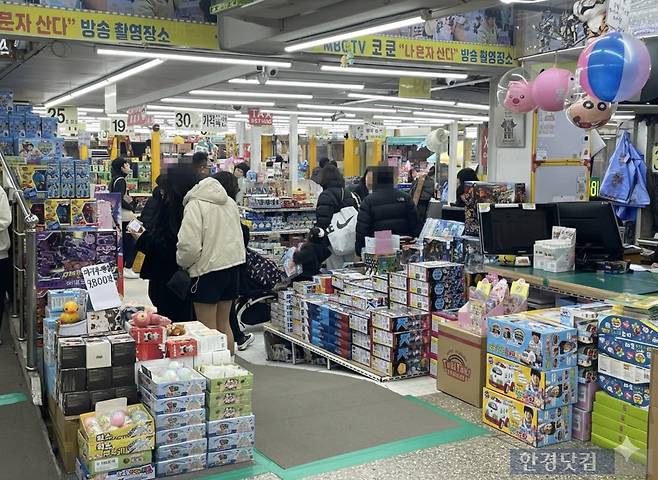 '승진완구'에서 피규어를 구경하는 사람들. 사진=박상경 기자