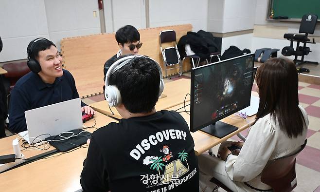시각장애인 게이머 모임 ‘오토핀사운드’ 소속 게이머들이 지난 20일 서울 종로구 종로인명장애인자립생활센터에서 역할수행게임(RPG) ‘디아블로Ⅳ’를 즐기고 있다. 강한들 기자