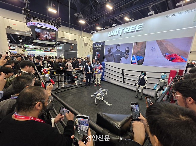 지난달 6일(현지시간) 미국 라스베이거스에서 열린 ‘CES2026’의 중국 로봇 기업 유니트리 부스 앞에 관람객들이 유니트리의 4족 보행 로봇이 움직이는 모습을 촬영하고 있다. 오동욱 기자