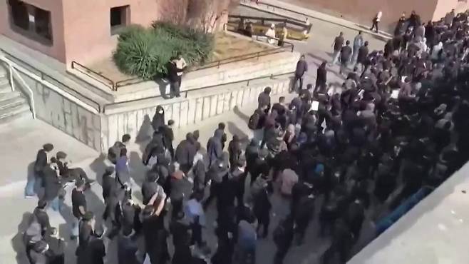 22일(현지시간) 이란 테헤란의 샤리프 공과대학교에서 학생들이 “아자디(자유)” 구호를 외치며 시위를 벌이고 있다. AFP연합뉴스