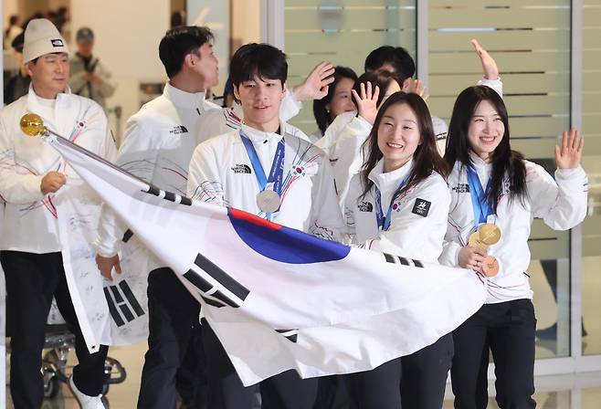 금빛 귀향 쇼트트랙 국가대표 김길리, 최민정, 황대헌(오른쪽부터)이 2026 밀라노·코르티나담페초 동계올림픽을 마치고 24일 인천국제공항을 통해 밝은 표정으로 귀국하고 있다. 연합뉴스