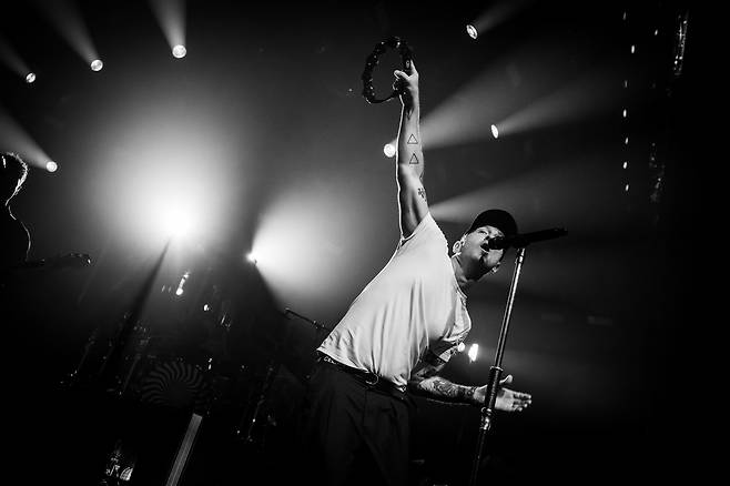 OneRepublic's Ryan Tedder performs during the band's "From Asia, With Love" concert at Jamsil Arena in southern Seoul, Monday. (Live Nation Korea)