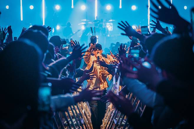 OneRepublic's Ryan Tedder performs during the band's "From Asia, With Love" concert at Jamsil Arena in southern Seoul, Monday. (Live Nation Korea)