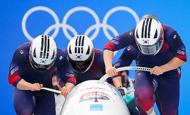 Korea's national team competes during the 2022 Beijing Winter Olympics' two-man bobsleigh race at the Yanqing National Sliding Centre in China on Feb. 14, 2022. [YONHAP]