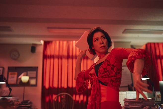 영화 ‘매드 댄스 오피스’ 국희(염혜란) 스틸. ㈜엔케이컨텐츠 제공