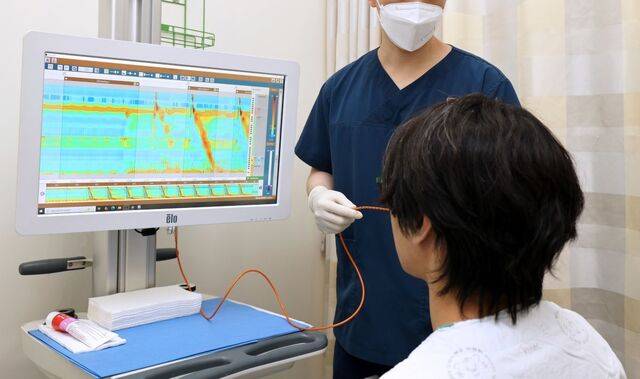 고려대안암병원이 최근 개소한 위식도역류질환 전문센터에서 식도 운동과 괄약근 기능을 평가하는 내압 검사를 받는 장면. 약물치료에 반응하지 않거나 재발을 거듭하는 난치성 역류성 식도염 환자들은 정밀 기능검사를 통해 치료 전략을 수립하고 약물·수술 치료, 치료 후 관리 등을 일관된 흐름 속에서 진행해야 치료 실패를 반복하지 않을 수 있다.