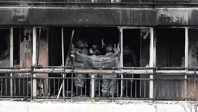 경찰과 소방 관계자들이 24일 새벽 화재가 발생한 서울 강남구 대치동 은마아파트에서 현장검증을 하고 있다. 이날 오전 6시 18분쯤 발생한 화재로 1명이 숨지고 3명이 다쳤다. 권현구 기자