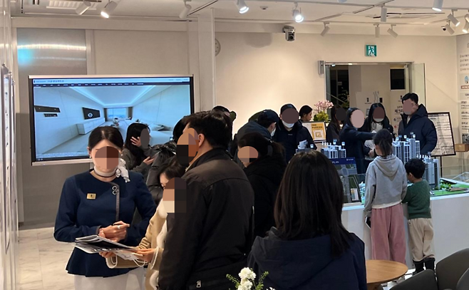 경기도 성남시 분당구 정자동에 위치한 ‘더샵 분당 센트로’ 분양홍보관을 방문객들이 둘러보고 있다.