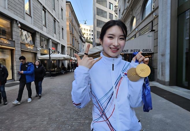 쇼트트랙 국가대표 김길리가 21일(한국시간) 이탈리아 밀라노 시내의 한 카페에서 매일경제와 단독인터뷰한 뒤, 자신이 따낸 금메달 2개를 들어보이고 있다. [밀라노 = 김지한 기자]