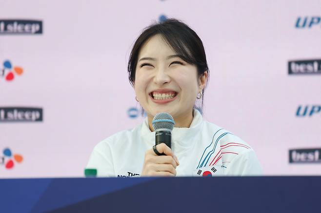 쇼트트랙 김길리가 21일(현지시간) 이탈리아 밀라노 코리아하우스에서 열린 기자회견에서 밝은 표정으로 취재진 질문에 답하고 있다.[연합뉴스]