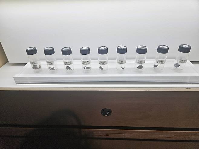 옛 전남도청 본관 3층 상황실에 탄흔이 보관돼있다. [송민섭 기자]