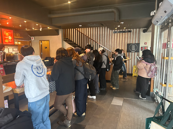 스타벅스 종각점 내 고객들이 리유저블 컵을 받기 위해 대기하고 있는 모습. [변덕호 기자]