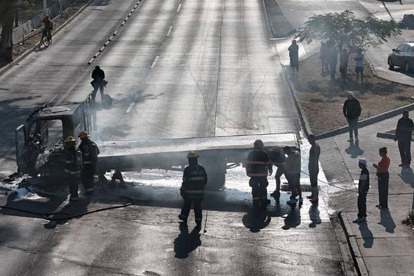 불에 탄 트럭이 거리를 막고 있는 모습. 사진= AFP= 연합뉴스 제공