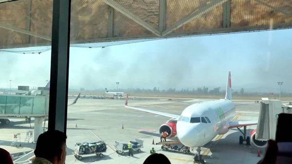 과달라하라 국제공항 뒤로 검은 연기가 피어오르는 모습이 보인다. 사진= REUTERS = 연합뉴스 제공