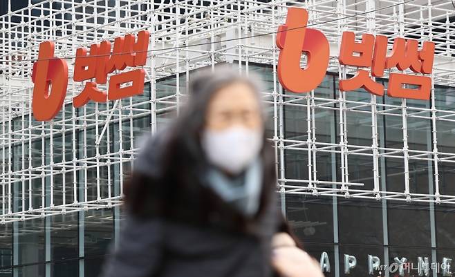 (서울=뉴스1) 김도우 기자 = 가상자산(디지털자산) 거래소 빗썸이 지난 6일 이벤트 보상 과정에서 비트코인(BTC) 총 62만 개를 잘못 지급한 사태가 벌어지면서 파장이 커지고 있다.  금융당국은 12일 국내 가상자산 거래소 빗썸에서 발생한 60조 원대 비트코인 오지급 사고를 악용한 스미싱 사기에 대해 '소비자경보'를 발령했다.  사진은 이날 서울 강남구 빗썸라운지 삼성점. 2026.2.12/뉴스1  Copyright (C) 뉴스1. All rights reserved. 무단 전재 및 재배포,  AI학습 이용 금지. /사진=(서울=뉴스1) 김도우 기자