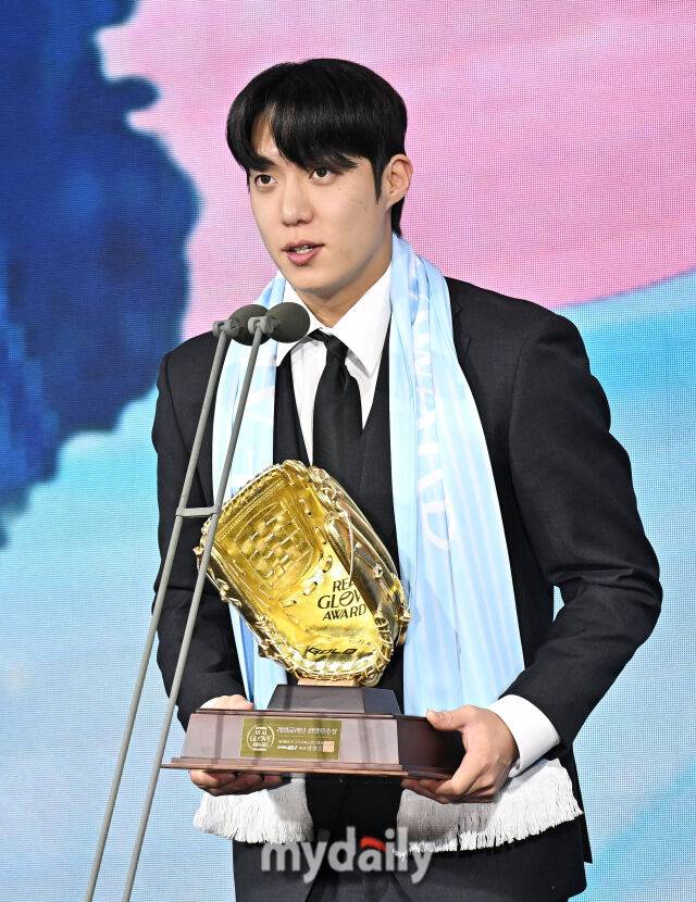 삼성 원태인이 1일 오전 서울 광장동 비스타 워커힐 서울에서 진행된 '2025 리얼글러브 어워드(REAL GLOVE AWARD)'에서 선발투수상을 수상하고 있다. 리얼글러브 어워드는 한국 프로야구 선수들이 직접 투표를 통해 동료 선수들의 활약을 평가하고 각 포지션별 최고의 선수를 선정하는 국내 유일의 선수 주도형 시상식으로, 선수들 스스로 한 해 동안 가장 뛰어난 활약을 펼친 동료를 평가하고 인정하는 자리다./마이데일리
