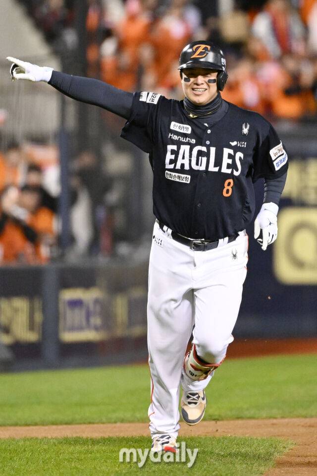 27일 서울 잠실야구장에서 열린 2025 신한 SOL 뱅크 KBO 한국시리즈 2차전' 한화 이글스와 LG 트윈스 경기. 한화 노시환이 1회초 1사에 백투백 홈런을 친 후 그라운드를 돌고 있다./마이데일리