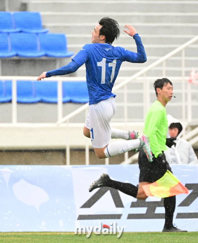 2026년 2월 24일 경상남도 통영공설운동장에서 '약속의 땅 통영, 제62회 춘계대학축구연맹전' 한산대첩기 결승, 경희대학교와 연세대학교의 경기가 열렸다.연세대 장현빈이 골을 넣고 기뻐하고 있다.